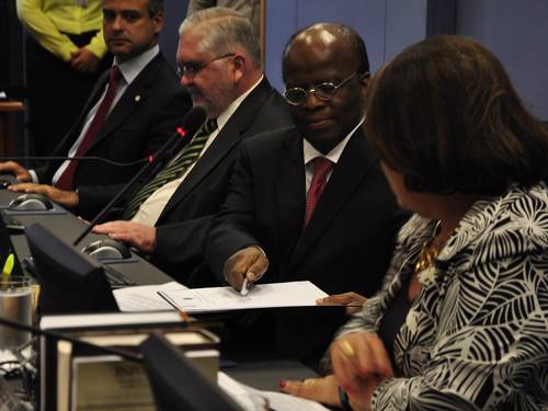 Joaquim Barbosa critica o “conluio” entre os juízes e advogados – Ele vê nessas relações a origem de casos de corrupção “Há muitos (juízes) para colocar pra fora” jb - juizes